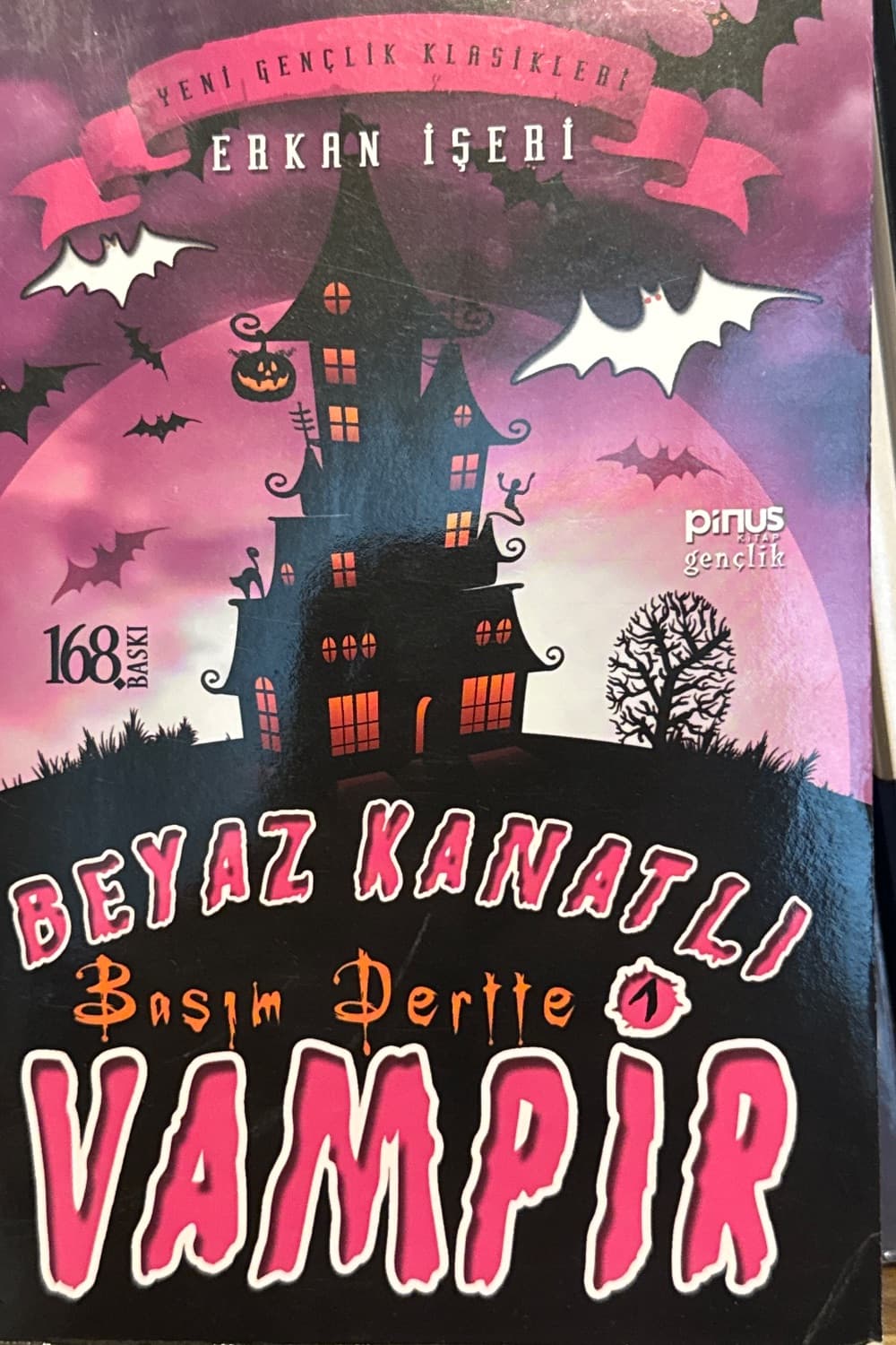Beyaz kanatlı vampir başım dertte kapak görseli
